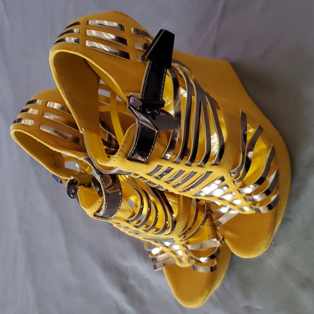 SHOEDAZZLE Sandals